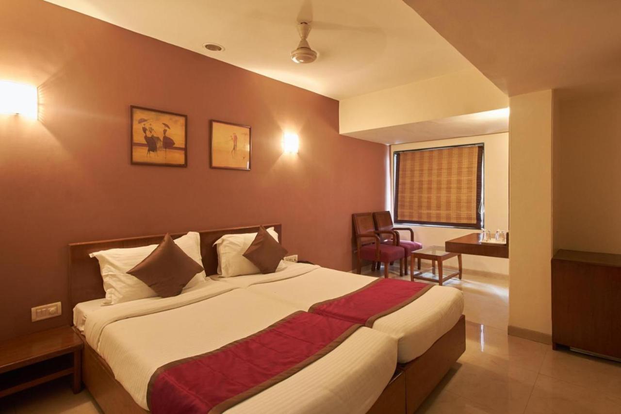 מומביי Sukh Hotel מראה חיצוני תמונה